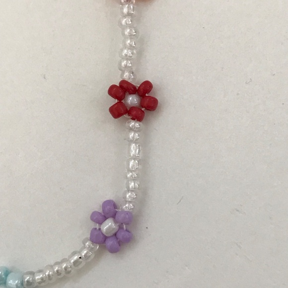 URBAN OUTFITTERS Flower Beaded Necklace Dainty Choker Multicolored NWT - Picture 3 of 15